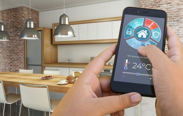 Barometru Frames & Factory 4.0. Pandemia a crescut dependența de smartphone-uri. Românii, din ce în ce mai conectați cu obiectele “smart”: casa, mașina, ceasul
